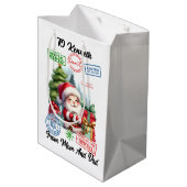 Fröhlicher Weihnachtsaufkleber Mittlere Geschenktüte (Rückseite Schrägansicht)
