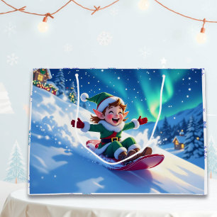 Fröhlicher Weihnachtself beim Schlittenfahren Große Geschenktüte