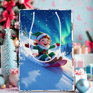 Fröhlicher Weihnachtself beim Schlittenfahren Mittlere Geschenktüte