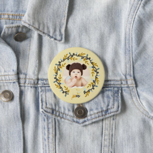 Fröhlicher Weihnachtshirsch mit Kranz Gelb Andenke Button