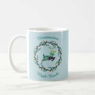 Fröhlicher Weihnachtshirsch mit Kranz Teal Anpasse Kaffeetasse