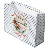 Fröhlicher Weihnachtskranz mit staubigen blauen Pu Große Geschenktüte (Rückseite Schrägansicht)