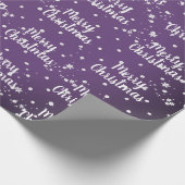 Fröhlicher Weihnachtstext in Schneeflocken auf rot Geschenkpapier (Ecke)