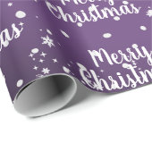 Fröhlicher Weihnachtstext in Schneeflocken auf rot Geschenkpapier (Rolleneckpunkt)