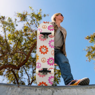 Fröhliches Blumenmuster mit Friedenszeichen Skateboard