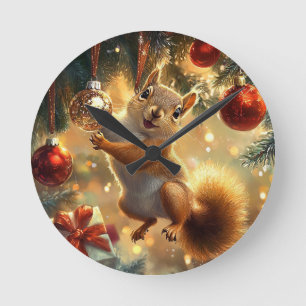 Fröhliches Eichhörnchen im Weihnachtsbaum Runde Wanduhr