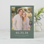 Fröhliches grünes romantisches Foto Save The Date (Stehend Vorderseite)