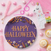 Fröhliches Halloween-Flat-Lay auf Lila Pappteller (Party)