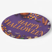 Fröhliches Halloween-Flat-Lay auf Lila Pappteller (Schrägansicht)