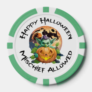 Fröhliches Halloween Kobold versteckt sich hinter Pokerchips