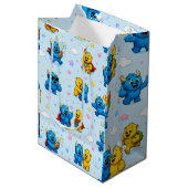 Fröhliches Monster-Freunde-Feiermuster Mittlere Geschenktüte (Vorderseite Schrägansicht)