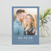 Fröhliches Navy-Foto ohne Pose Save The Date (Stehend Vorderseite)