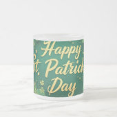 Fröhliches St. Patrick’s Day Kleeblatt-Design Mattglastasse (Mittel)