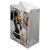 fröhliches und helles, modernes Weihnachtspaar Fot Mittlere Geschenktüte (Vorderseite Schrägansicht)