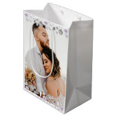 fröhliches und helles, modernes Weihnachtspaar Fot Mittlere Geschenktüte (Rückseite Schrägansicht)