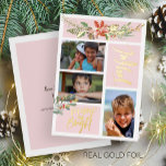 Fröhliches und helles Weihnachtsgold im Foto Folien Feiertagskarte<br><div class="desc">Moderne, trendige Rosa 3-Foto-Collage Luxus-Goldfolie-Urlaubskarte mit einer Weihnachtssaison Aquarell-Blume mit roten Backsteinen-Terracotta-Poinsettia-Blume, Pinecone, Salbei-Jäger-grüne Tannenbäume, rote Beeren und Blattwerk mit "Fröhlicher" und heller Kalligrafie mit handgeschriebener Schrift. Persönlich mit drei Fotos auf der Vorderseite und der Unterschrift auf der Rückseite! BITTE BEACHTEN SIE, dass Sie die Farbe der Folie wählen können:...</div>