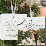 Fröhliches und Verheiratetes Foto und Mr. und Mrs. Keramikornament<br><div class="desc">Merry & Verheiratete Weihnachtsschmuck, die Sie mit Ihrem Lieblings-Foto und personalisierte Formulierung personalisieren können. Elegantes typografisches Design mit Wirbler Kalligrafie und leicht zu bearbeiten für ein verheiratetes Paar. Dieses Urlaubssornament wird auf einer Seite mit Merry & Verheiratet und auf der anderen mit bearbeitbarem Text verziert. Der Beispieltext lautet "unsere ersten...</div>