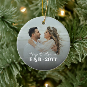 Fröhliches und verheiratetes Monogramm Jahr Neuver Keramik Ornament