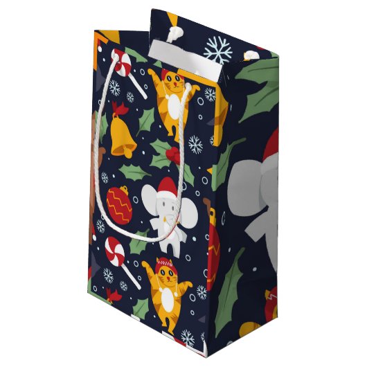 Fröhliches Weihnachtsmuster Kleine Geschenktüte (Rückseite Schrägansicht)