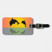 Frollocking-Delphine bei Sonnenuntergang Gepäckanhänger (Vorderseite horizontal)