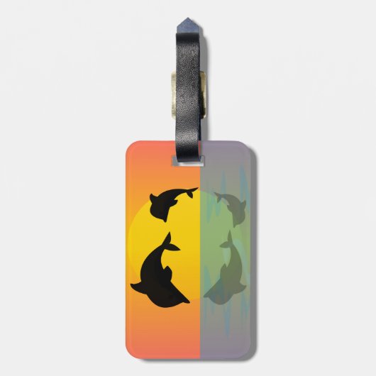 Frollocking-Delphine bei Sonnenuntergang Gepäckanhänger (Rückseite vertikal)