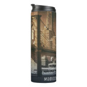 "From Brooklyn to Manhattan" individuelle Name tum Thermosbecher (Nach rechts gedreht)