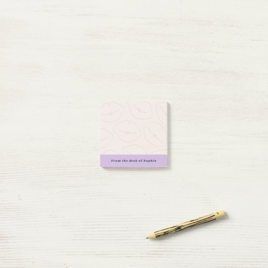 From The Desk Of Custom Name Lips Pattern Lilac Post-it Klebezettel (Auf Schreibtisch)