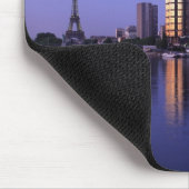 Front du Seine und Eiffel Tower, Paris, Frankreich Mousepad (Ecke)