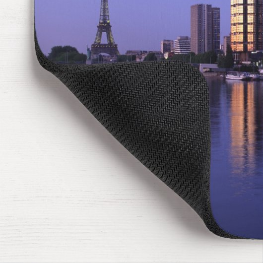 Front du Seine und Eiffel Tower, Paris, Frankreich Mousepad (Ecke)