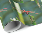 Frontal Red and Black Dragonfly Geschenkpapier (Rolleneckpunkt)