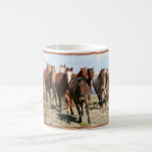 Frontale Herde der Pferde Kaffeetasse (Mittel)