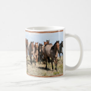 Frontale Herde der Pferde Kaffeetasse