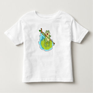 Frosch als Hiker mit Stick Kleinkind T-shirt