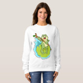 Frosch als Hiker mit Stick Sweatshirt (Vorne ganz)