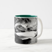 Frosch auf Leaf B+W Zweifarbige Tasse (VorderseiteRechts)