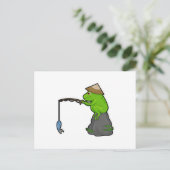 Frosch auf Stein beim Angeln mit Angelrute & Fisch Postkarte (Stehend Vorderseite)