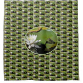 Frosch bewundert die Lilienart Duschvorhang (Vorderseite)