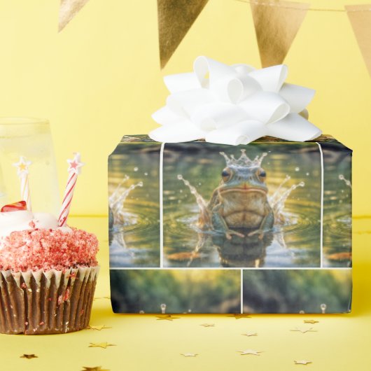Frosch, der eine Wasserschlackenkrone trägt Geschenkpapier (Geburtstagsparty)