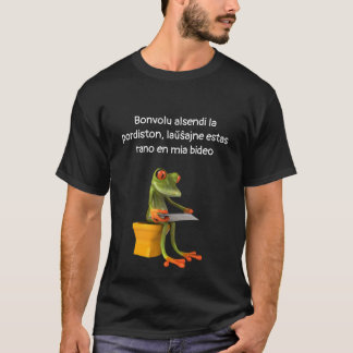 Frosch in einem Bidet, dunkles Shirt