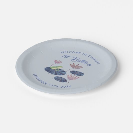 Frosch in einem Lilienteich Niedliche Kinder Erste Pappteller (Schrägansicht)