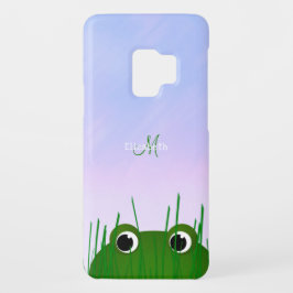 Frosch in einem Teich durch Gras mit Monogramm Case-Mate iPhone 14 Hülle