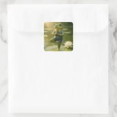 Frosch in einer Yogabaum-Pose Quadratischer Aufkleber (Tasche)