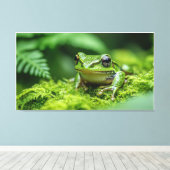 Frosch in neuem Waldmoosbewuchs Leinwanddruck (Insitu (Holzboden))