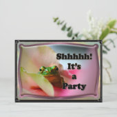 Frosch-laden versteckendes Überraschungs-Party ein Einladung (Stehend Vorderseite)