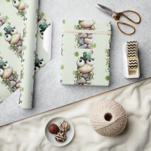 Frosch mit grüner Mütze und Kleeblatt süßes Muster Geschenkpapier (Kunsthandwerk)
