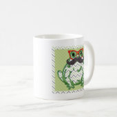 Frosch mit Schnurrbart- und Fischgläsern durch Kaffeetasse (VorderseiteRechts)