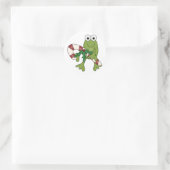 Frosch mit Süßkanistenhemden und Geschenken Runder Aufkleber (Tasche)