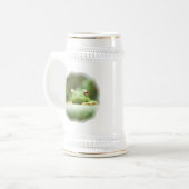Frosch mustert Bier Stein Bierglas (Vorderseite Links)