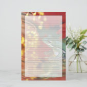 Frosch und Reflexionen unter Blume. Kredit als: Briefpapier (Stehend Vorderseite)