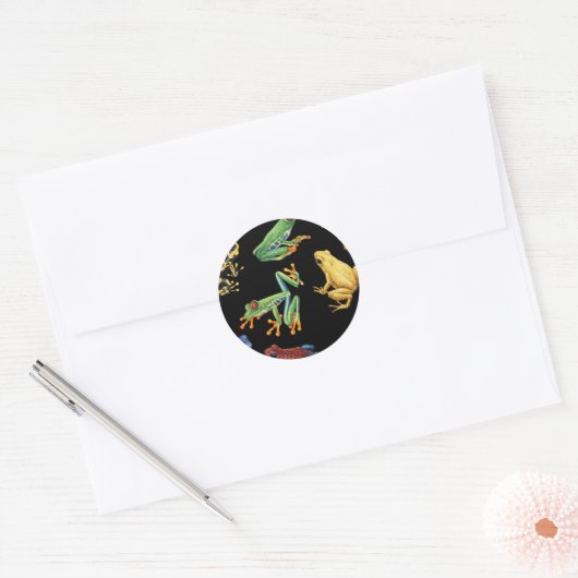 Frösche auf schwarz runder aufkleber (Umschlag)
